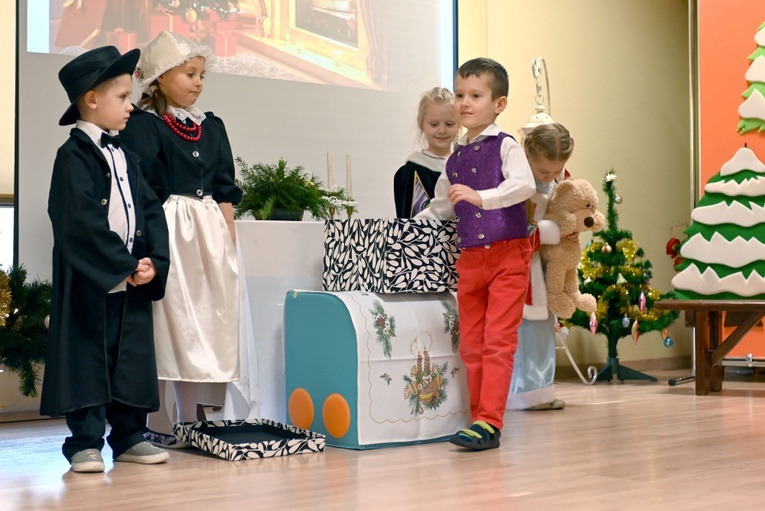 U prezentek w szopce kard. Wyszyński i Matka Czacka