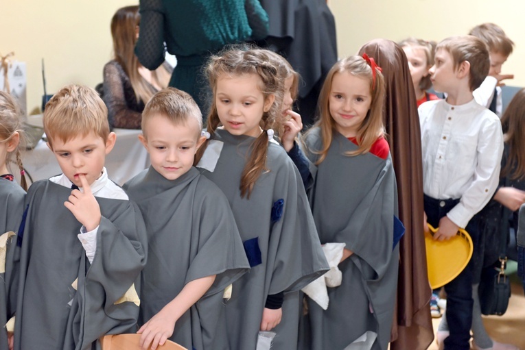 U prezentek w szopce kard. Wyszyński i Matka Czacka