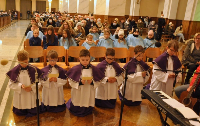 Tarnów. Nowi ministranci i deesemki w parafii pw. NSPJ