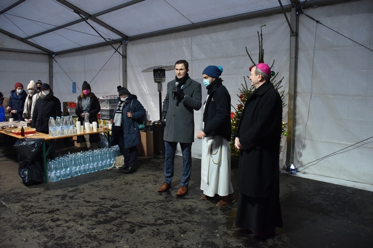 Abp Wojda na Wigilii dla potrzebujących u oo. dominikanów