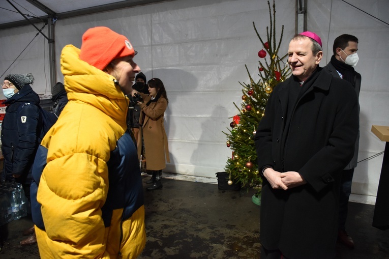 Abp Wojda na Wigilii dla potrzebujących u oo. dominikanów