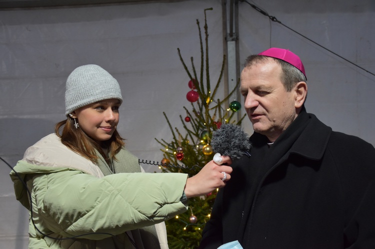 Abp Wojda na Wigilii dla potrzebujących u oo. dominikanów