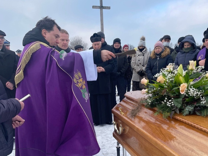 Obrzęd ostatniego pożegnania na cmentarzu w Ulan-Majorat.