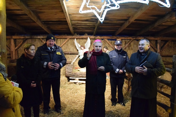 Otwarcia szopki dokonał bp Krzysztof Nitkiewicz.