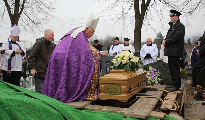 Bp Jan Szkodoń przewodniczył uroczystości pogrzebowej śp. ks. kan. Stanisława Maślanki w Bielsku-Białej Lipniku.