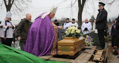 Bp Jan Szkodoń przewodniczył uroczystości pogrzebowej śp. ks. kan. Stanisława Maślanki w Bielsku-Białej Lipniku.