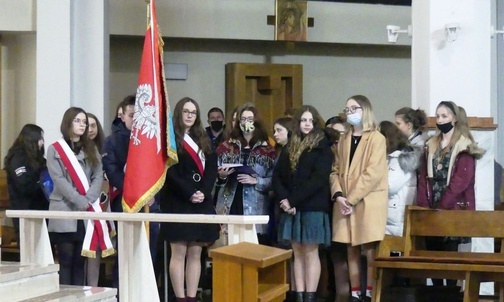 Reprezentacja szkoły podczas Mszy św. w intencji śp. Romka w kościele św Stanisława.