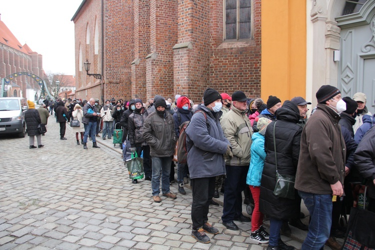 Bezdomni otrzymali paczki