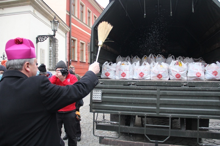 Bezdomni otrzymali paczki