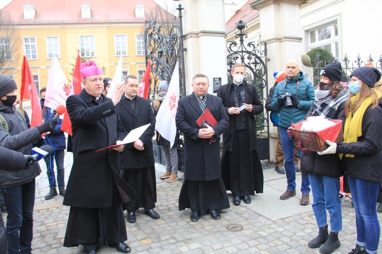 Bezdomni otrzymali paczki