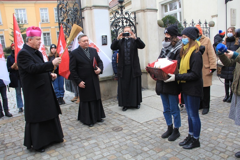 Bezdomni otrzymali paczki