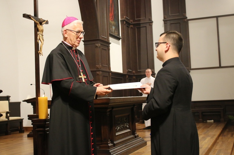 Dekrety dla diakonów i akolitów