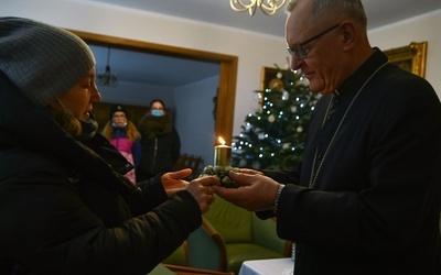 Betlejemskie Światło Pokoju dotarło do domu biskupa