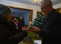 Betlejemskie Światło Pokoju dotarło do domu biskupa