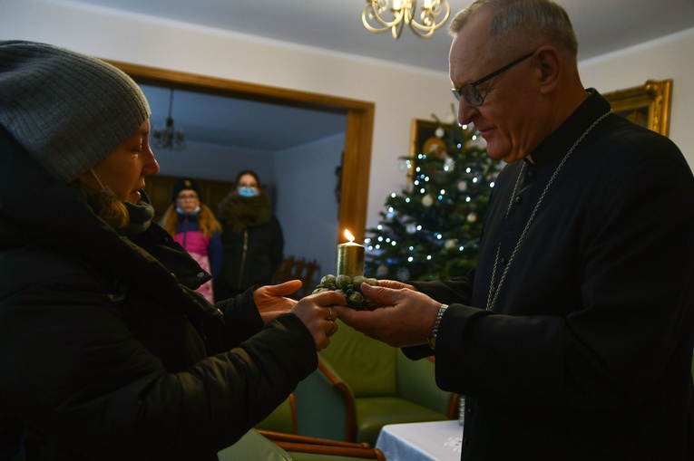 Betlejemskie Światło Pokoju u biskupa