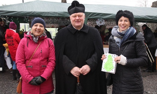 Ks. proboszcz Cezary Dulka z mamami dzieci, którym pomagały bestwińskie jarmarki świąteczne: Eweliną Czernecką (P) i Agnieszką Radzik (L).