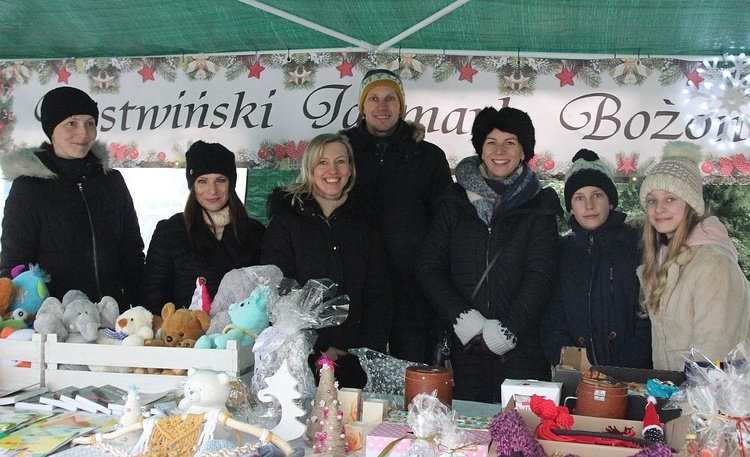 Bestwińska ekipa zaangażowana w organizację charytatywnego jarmarku bożonarodzeniowego dla Emilki Radzik.