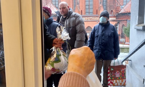 Katowice. Świąteczne paczki dla osób bezdomnych i samotnych w parafii św. Piotra i Pawła