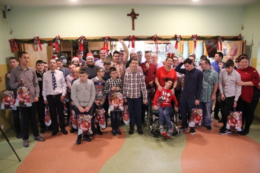 Prezenty Caritas dla chłopaków z DPS w Strumieniu