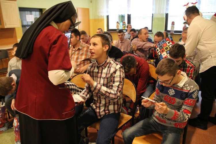 Prezenty Caritas dla chłopaków z DPS w Strumieniu