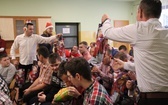 Prezenty Caritas dla chłopaków z DPS w Strumieniu