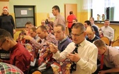 Prezenty Caritas dla chłopaków z DPS w Strumieniu