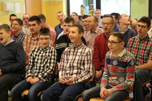 Prezenty Caritas dla chłopaków z DPS w Strumieniu