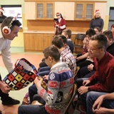 Prezenty Caritas dla chłopaków z DPS w Strumieniu