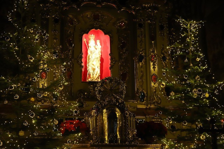 Pasterka w  Sanktuarium Matki Bożej Królowej Podhala w Ludźmierzu 2021.