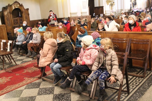 Świąteczna pomoc młodzieży ze szkół KTK dla dzieci, bezdomnych i Nadziei