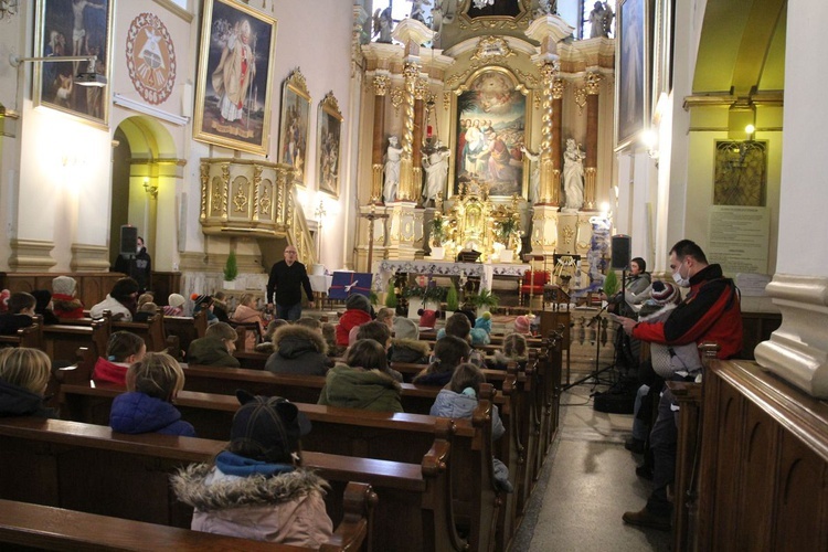 Świąteczna pomoc młodzieży ze szkół KTK dla dzieci, bezdomnych i Nadziei