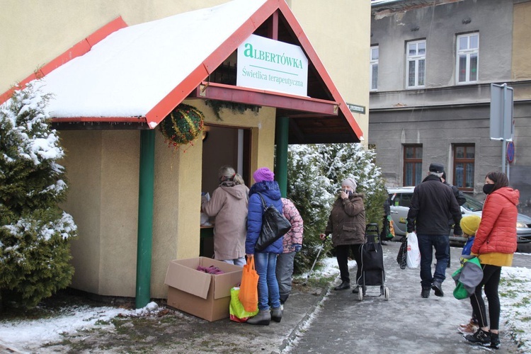 Na wszystkich chętnych czekały paczki żywnościowe i kosmetyki.