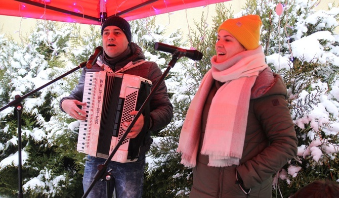 Agnieszka Olchowy i Sebastian Frączek kolędowali dla osób, które skorzystały z zaproszenia Caritas i przyszły po świąteczne paczki.