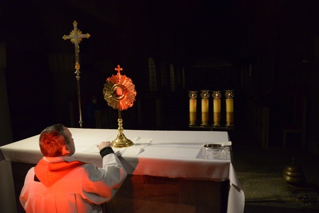 2021.03.12 - Z inicjatywy papieża Franciszka kolejny raz odbyła się modlitwa 24 godziny dla Pana.