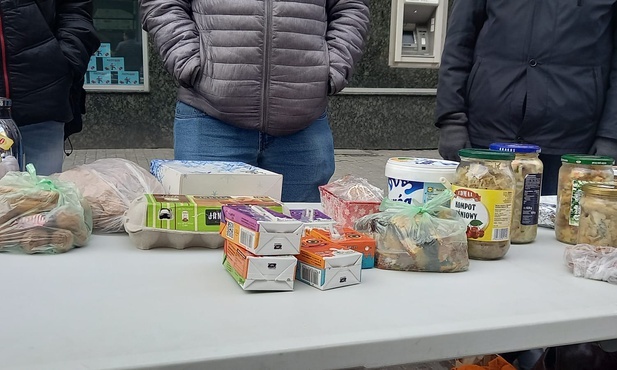 Katowice. Zbiórka żywności dla potrzebujących przy ul. Stawowej