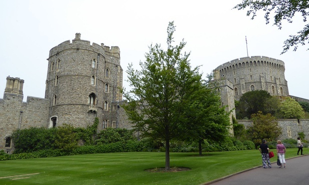 Intruz, który dostał się z kuszą na teren zamku Windsor, zapowiadał zabicie królowej