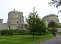 Intruz, który dostał się z kuszą na teren zamku Windsor, zapowiadał zabicie królowej