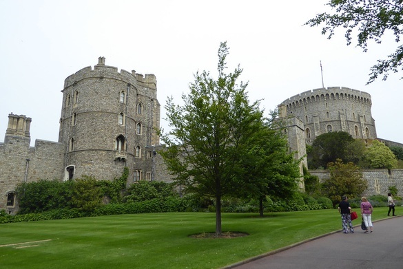 Intruz, który dostał się z kuszą na teren zamku Windsor, zapowiadał zabicie królowej