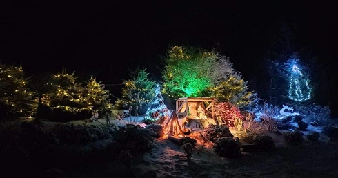 Gostków. Kolejna stajenka w ogrodzie