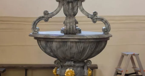 Krzeszów. Chrzcielnica jak nowa