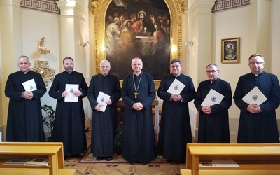 Nowi kanonicy w archidiecezji lubelskiej odebrali nominacje od abp. Stanisława Budzika.