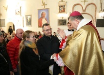 Małżonkowie odnowili przysięgę małżeńską w obecności bp. Wojciecha Osiala, który pobłogosławił im na dalsze lata wspólnej wędrówki do świętości.