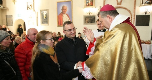 Małżonkowie odnowili przysięgę małżeńską w obecności bp. Wojciecha Osiala, który pobłogosławił im na dalsze lata wspólnej wędrówki do świętości.