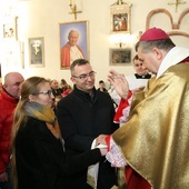 Małżonkowie odnowili przysięgę małżeńską w obecności bp. Wojciecha Osiala, który pobłogosławił im na dalsze lata wspólnej wędrówki do świętości.