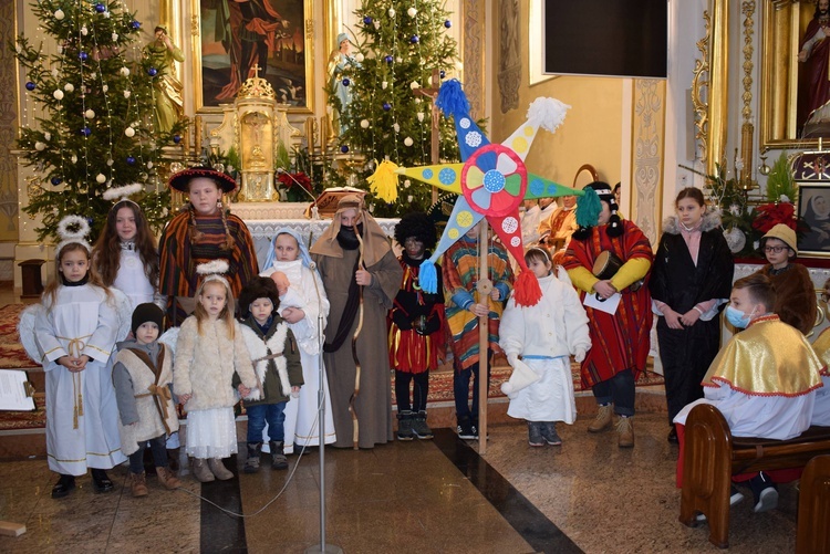 Kolędowanie i szopka w Uszwi