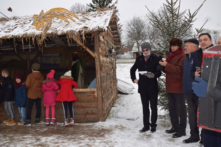 Kolędowanie i szopka w Uszwi