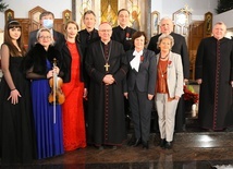 Odznaczony Robert Grudzień stoi w drugim rzędzie trzeci od prawej. W środku abp Stanisław Budzik.