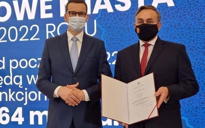 Premier Mateusz Morawiecki i Piotr Leśnowolski, od stycznia burmistrz miasta Jedlnia-Letnisko.