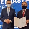 Premier Mateusz Morawiecki i Piotr Leśnowolski, od stycznia burmistrz miasta Jedlnia-Letnisko.