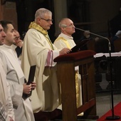 Po Mszy św. bp Marek Mendyk dziękował przed Najświętszym Sakramentem za miniony rok.